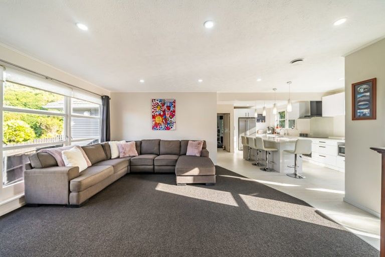 Photo of property in 7 Pokohiwi Road, Normandale, Lower Hutt, 5010