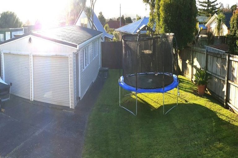 Photo of property in 33 Vodanovich Road, Te Atatu South, Auckland, 0610