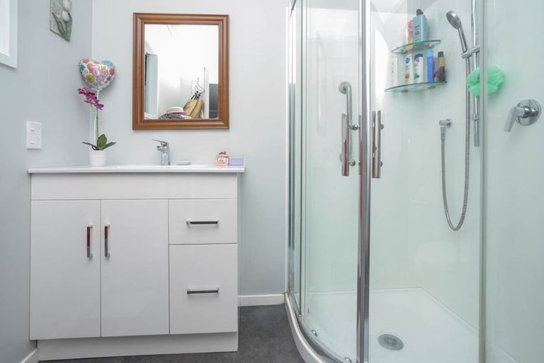 Photo of property in 11 Denver Avenue, Sunnyvale, Auckland, 0612