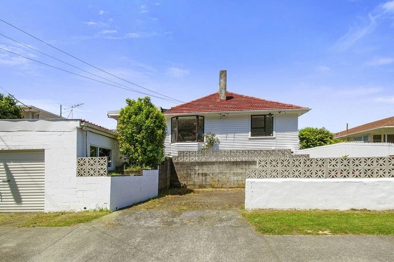 Photo of property in 22 Franklyn Road, Tawa, Wellington, 5028