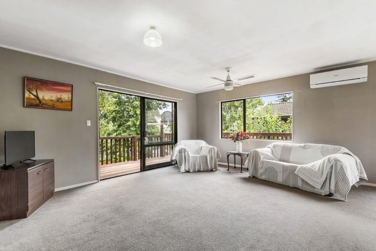 Photo of property in 2/18 Altair Place, Windsor Park, Auckland, 0632