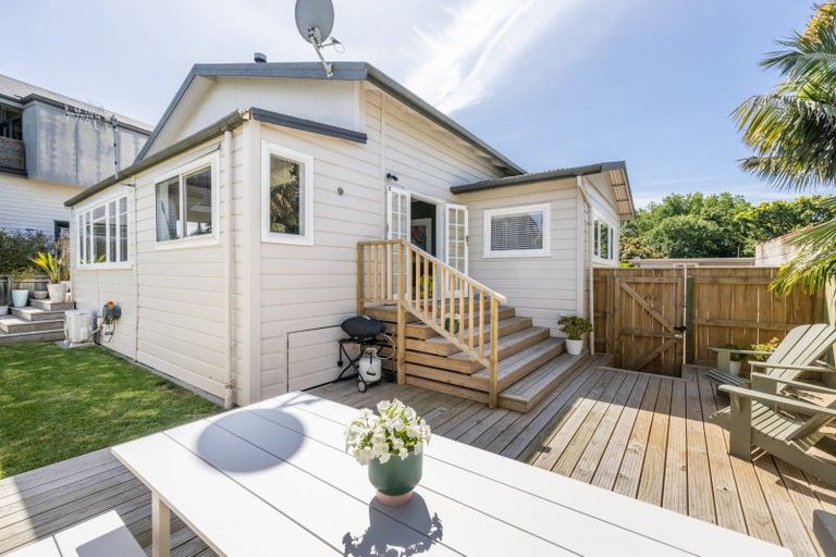 Photo of property in 14 Colenso Avenue, Hospital Hill, Napier, 4110