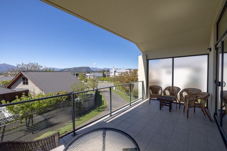 Photo of property in 10 Meadowbrook Place, Wanaka, 9305