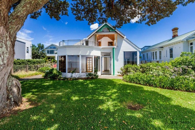 Photo of property in 30 Oxford Terrace, Coromandel, 3506