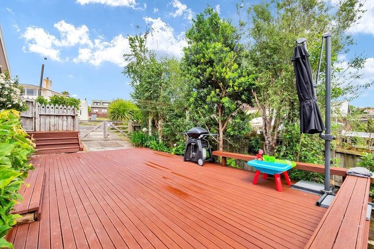 Photo of property in 1 Tiri View Place, Waiake, Auckland, 0630