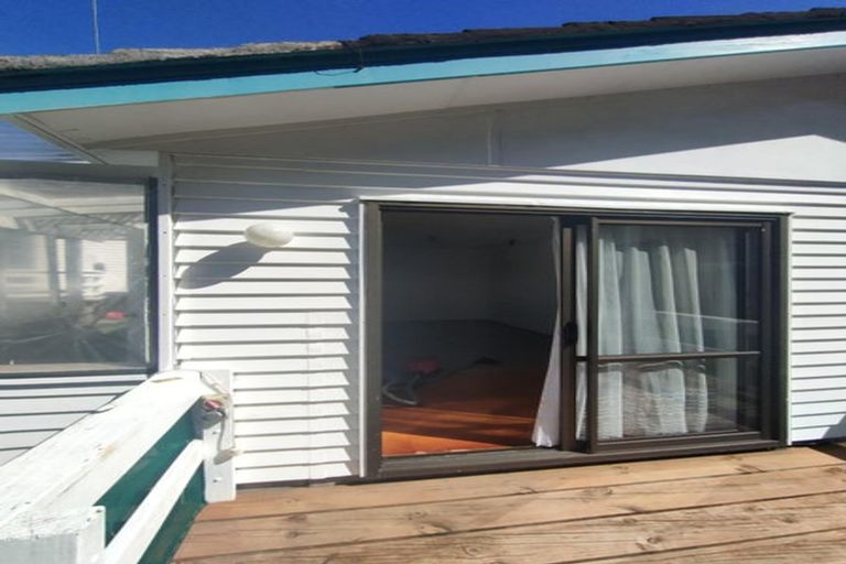 Photo of property in 21 Pendlebury Street, Green Bay, Auckland, 0604