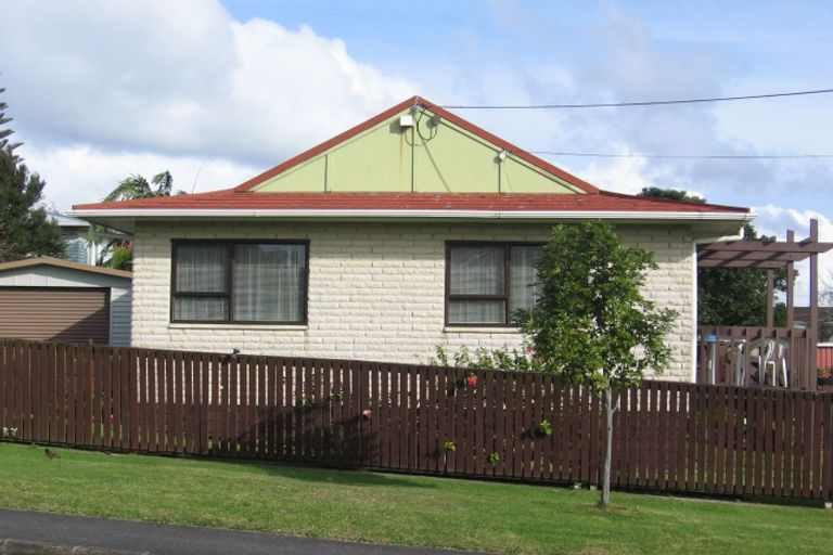 Photo of property in 2a Taipari Road, Te Atatu Peninsula, Auckland, 0610