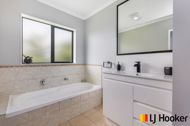 Photo of property in 54 Etherton Drive, Weymouth, Auckland, 2103