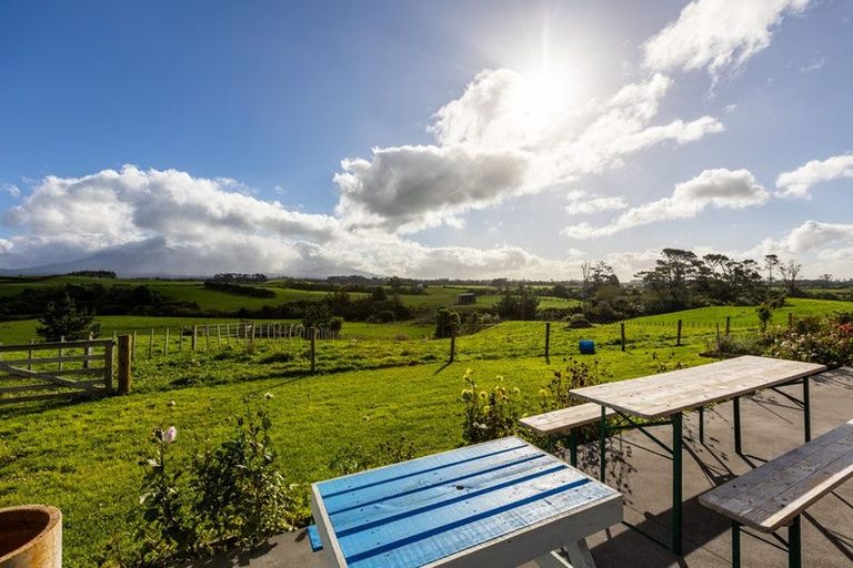 Photo of property in 237 Croydon Road, Midhirst, Stratford, 4394