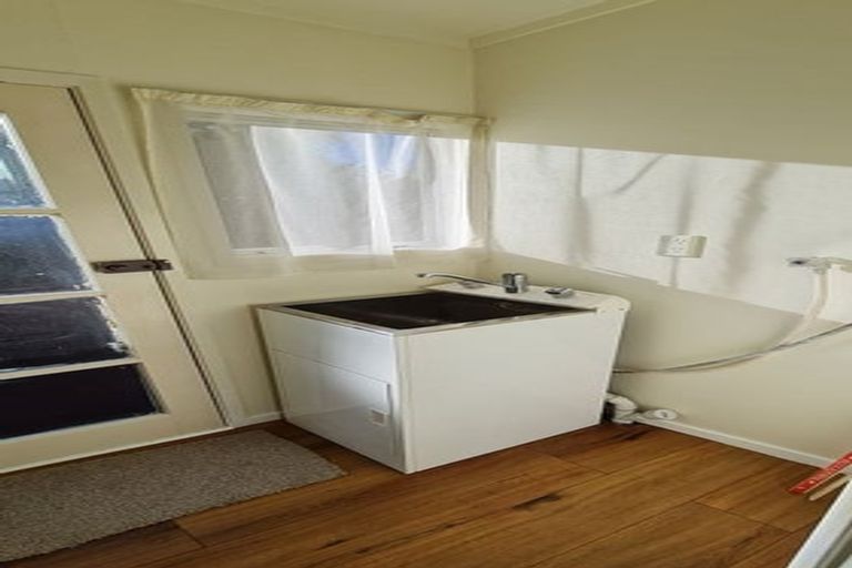 Photo of property in 28 Cabello Place, Unsworth Heights, Auckland, 0632