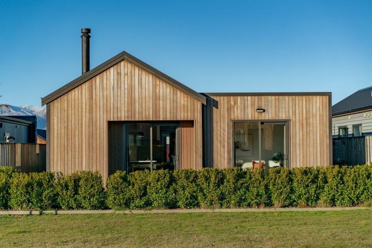 Photo of property in 5 Matakanui Lane, Wanaka, 9305