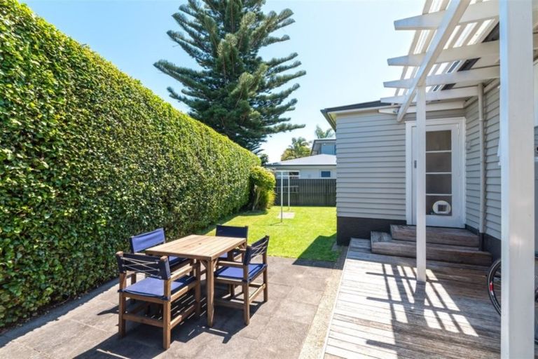 Photo of property in 107 Shakespeare Road, Milford, Auckland, 0620
