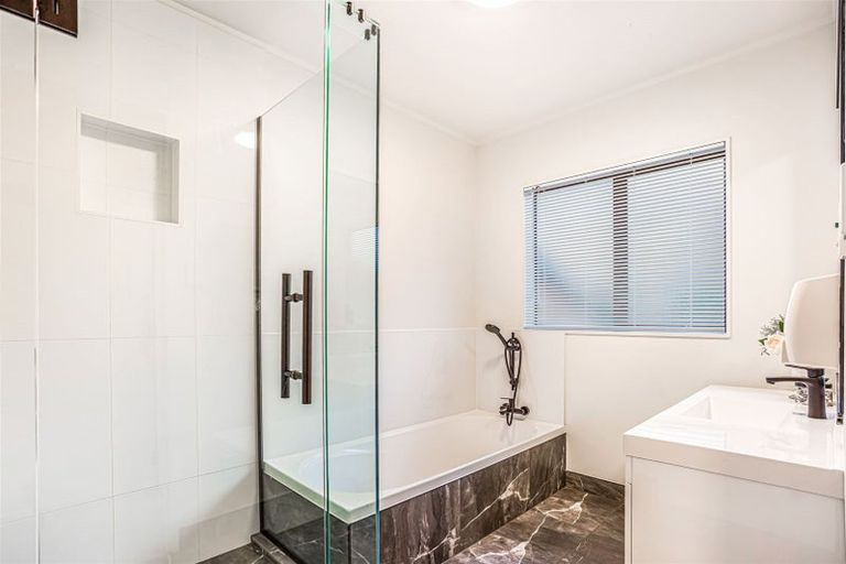 Photo of property in 1/1 Bluefin Way, West Harbour, Auckland, 0618