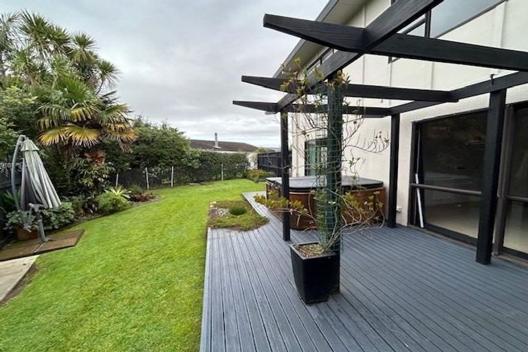 Photo of property in 10a Hayley Grove, Papamoa Beach, Papamoa, 3118