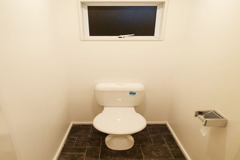 Photo of property in 1/64 Hogans Road, Glenfield, Auckland, 0629