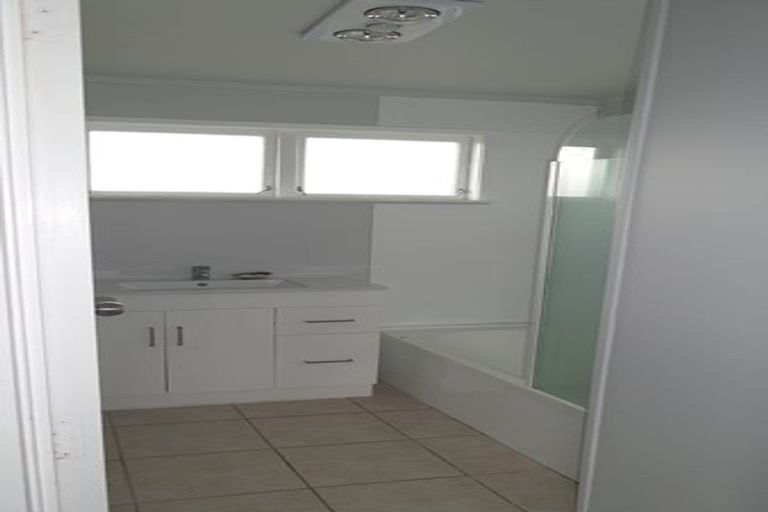 Photo of property in 1/32a Sunnynook Road, Sunnynook, Auckland, 0620