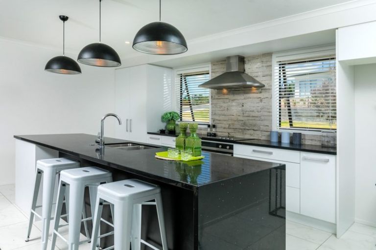 Photo of property in 2 Ruth Craig Place, Stanmore Bay, Whangaparaoa, 0932