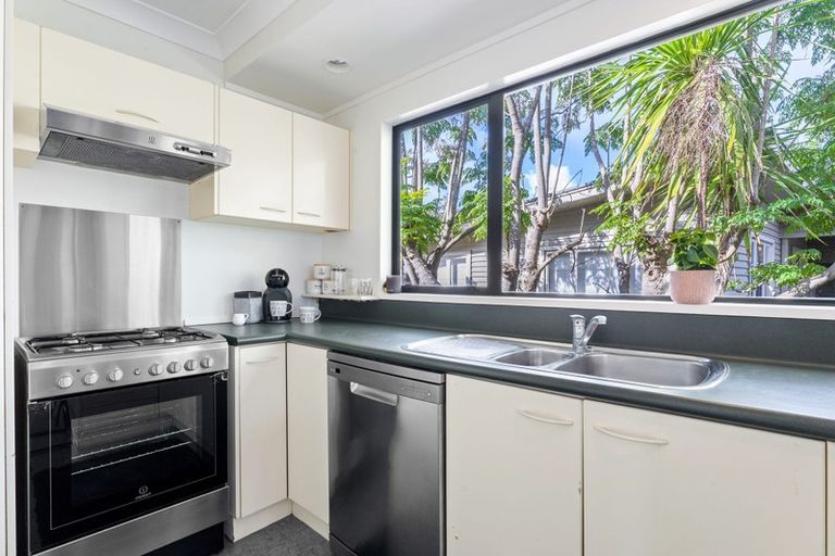 Photo of property in 2/21 Tobruk Crescent, Milford, Auckland, 0620