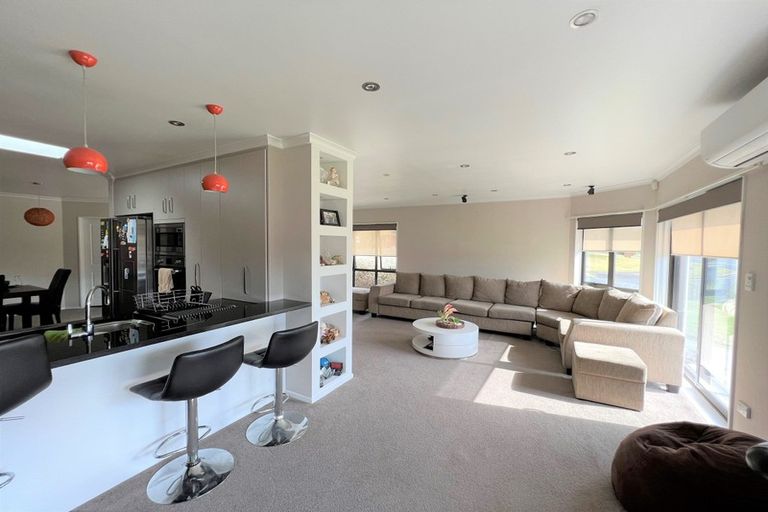 Photo of property in 2 Tir Conaill Avenue, Flat Bush, Auckland, 2019