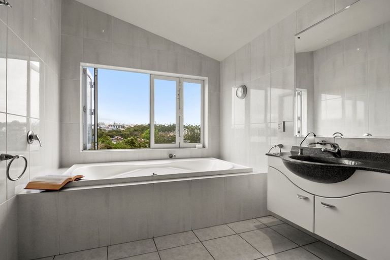 Photo of property in 37 Fairfax Avenue, Northcote, Auckland, 0627