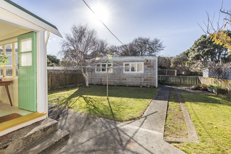 Photo of property in 23 Endeavour Street, Lyall Bay, Wellington, 6022
