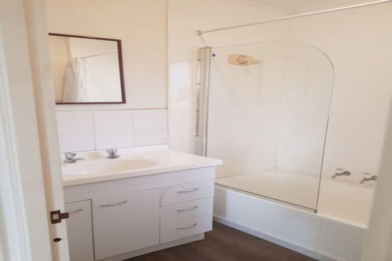 Photo of property in 2/21 Walnut Lane, Browns Bay, Auckland, 0630