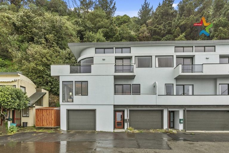 Photo of property in 2/517 Marine Drive, Sunshine Bay, Lower Hutt, 5013