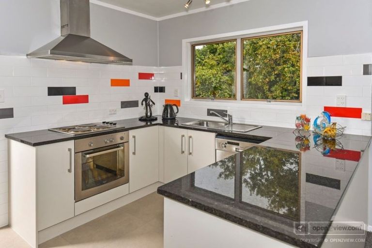 Photo of property in 2/240 Forrest Hill Road, Forrest Hill, Auckland, 0620