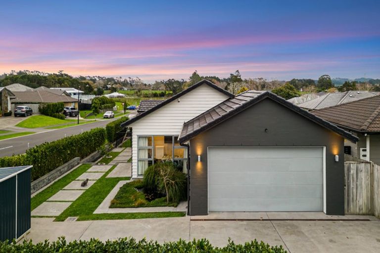 Photo of property in 36 Gilbransen Road, Kumeu, 0810