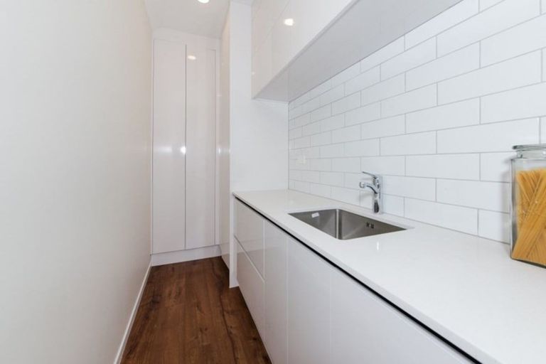 Photo of property in 1 Fred White Drive, Kumeu, 0810