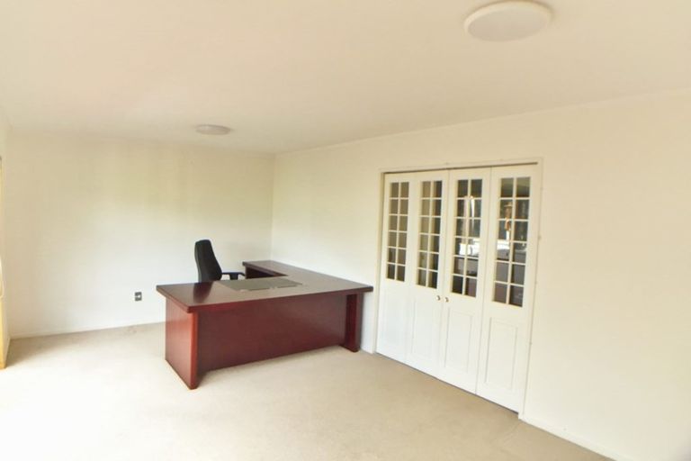 Photo of property in 4 Oystergrove Road, West Harbour, Auckland, 0618