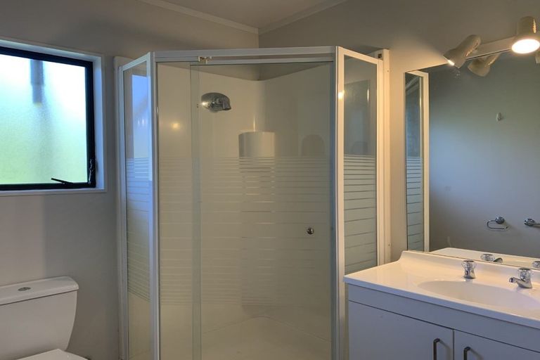 Photo of property in 2/20 Lagoon Way, West Harbour, Auckland, 0618