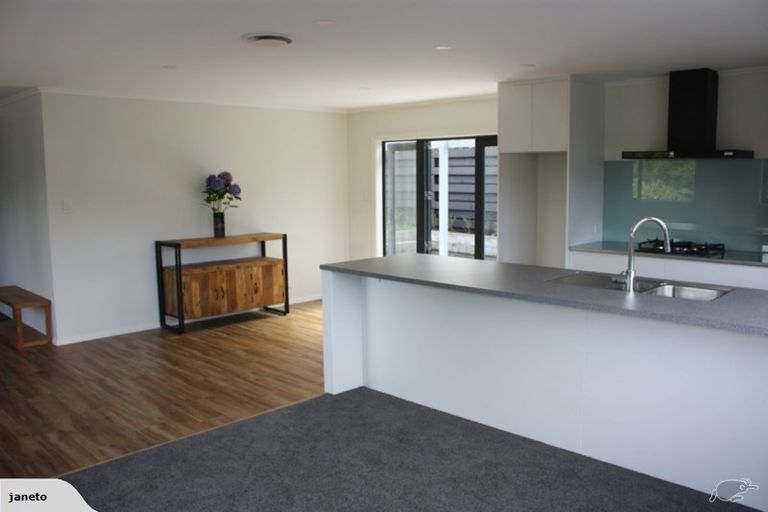 Photo of property in 52 Poto Road, Normandale, Lower Hutt, 5010