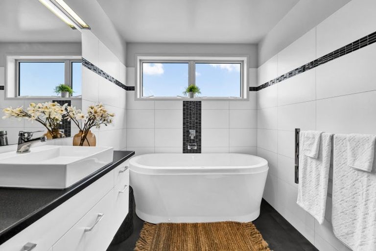 Photo of property in 14 Shearer Drive, Oakura, 4314