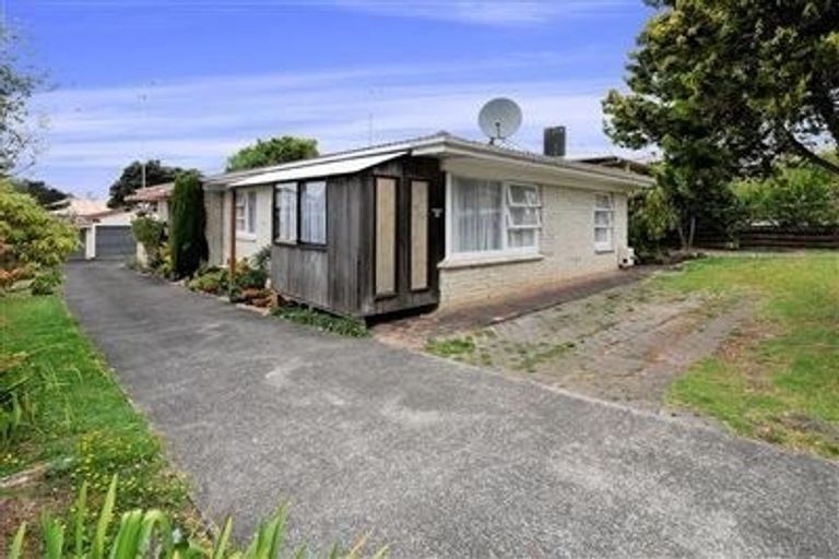 Photo of property in 1/15 Woodall Place, Totara Vale, Auckland, 0627