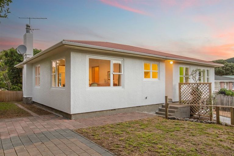 Photo of property in 35 Saint Johns Terrace, Tawa, Wellington, 5028