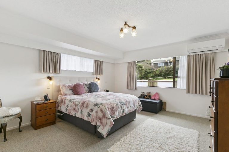 Photo of property in 87 Victory Crescent, Tawa, Wellington, 5028