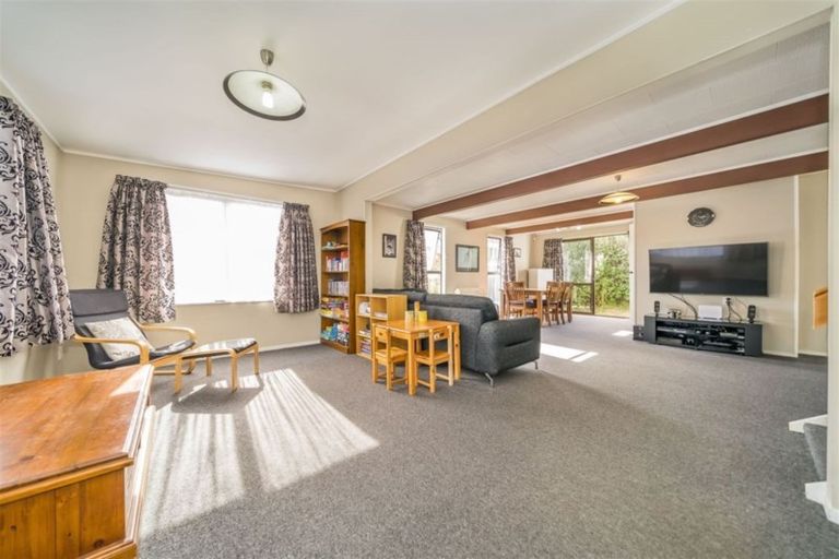 Photo of property in 1 Garth Lane, Maoribank, Upper Hutt, 5018