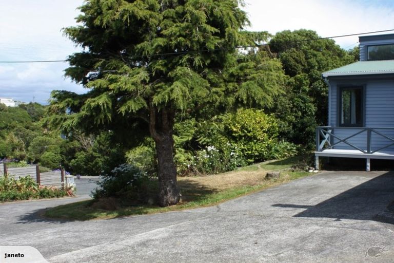 Photo of property in 52 Poto Road, Normandale, Lower Hutt, 5010