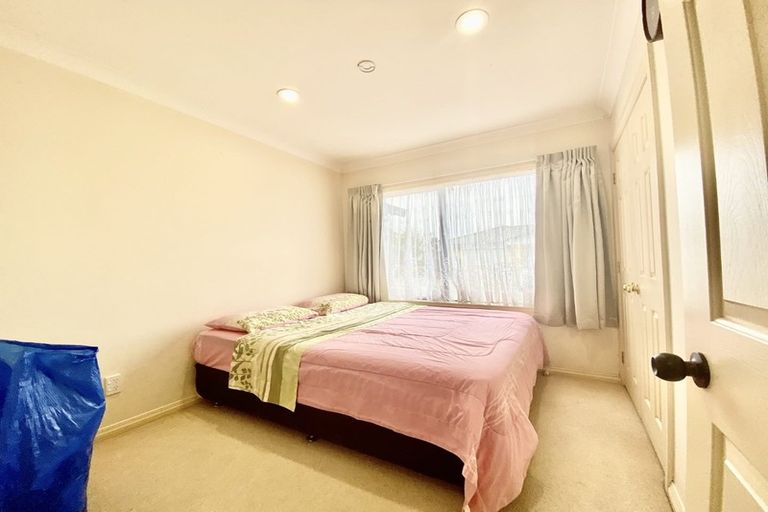 Photo of property in 16 Glenveagh Park Drive, Weymouth, Auckland, 2103