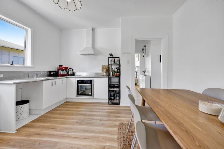 Photo of property in 9 Preston Street, Eltham, 4322