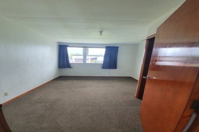 Photo of property in 8 Clairville Crescent, Wai O Taiki Bay, Auckland, 1072