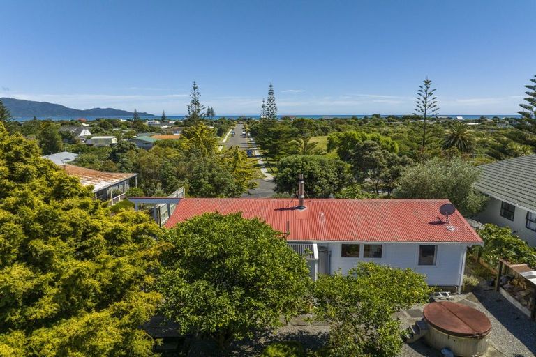 Photo of property in 42 Queens Road, Waikanae Beach, Waikanae, 5036