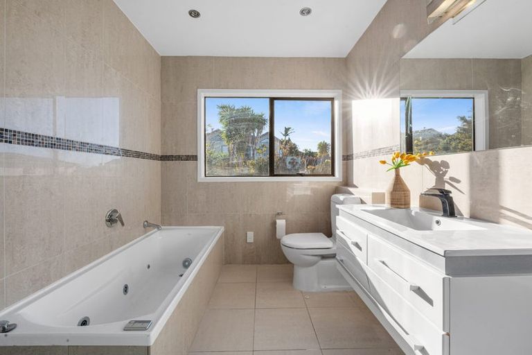 Photo of property in 29 Calypso Place, Rothesay Bay, Auckland, 0630