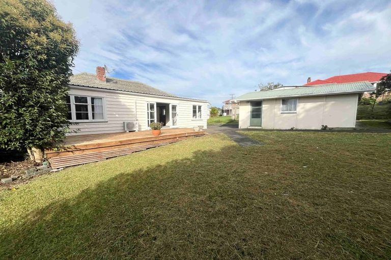Photo of property in 2 Kohekohe Street, New Lynn, Auckland, 0600