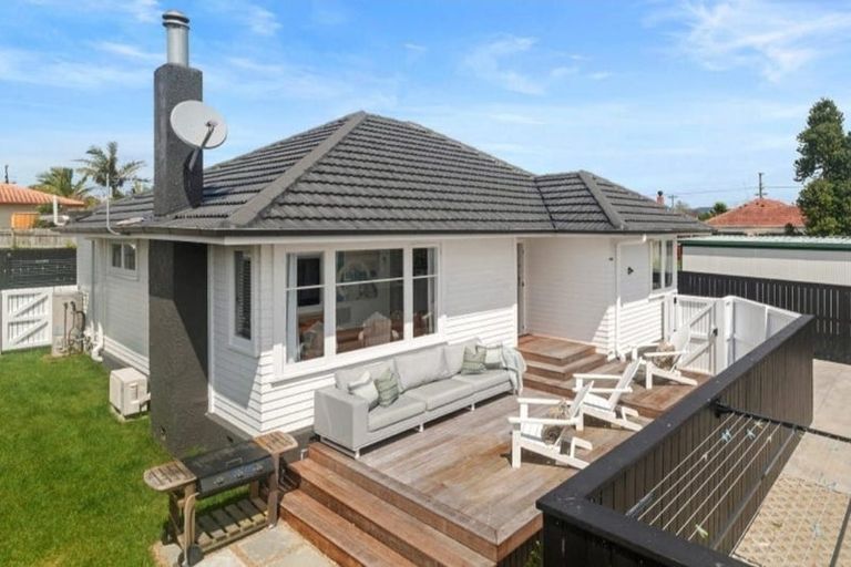Photo of property in 3b Paton Avenue, Te Atatu South, Auckland, 0610