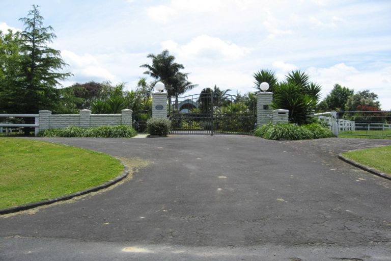 Photo of property in 45 Moontide Road, Kumeu, 0892