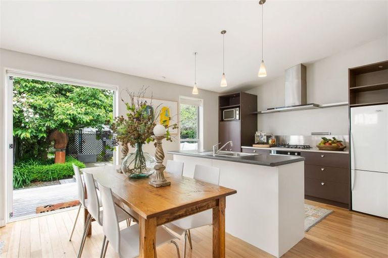 Photo of property in 216 Springfield Road, St Albans, Christchurch, 8014