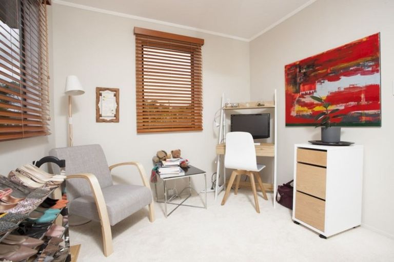 Photo of property in 33 Hobsonville Road, West Harbour, Auckland, 0618