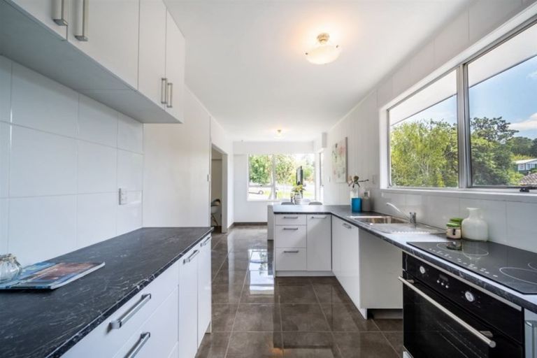 Photo of property in 9 Juniper Road, Sunnynook, Auckland, 0620